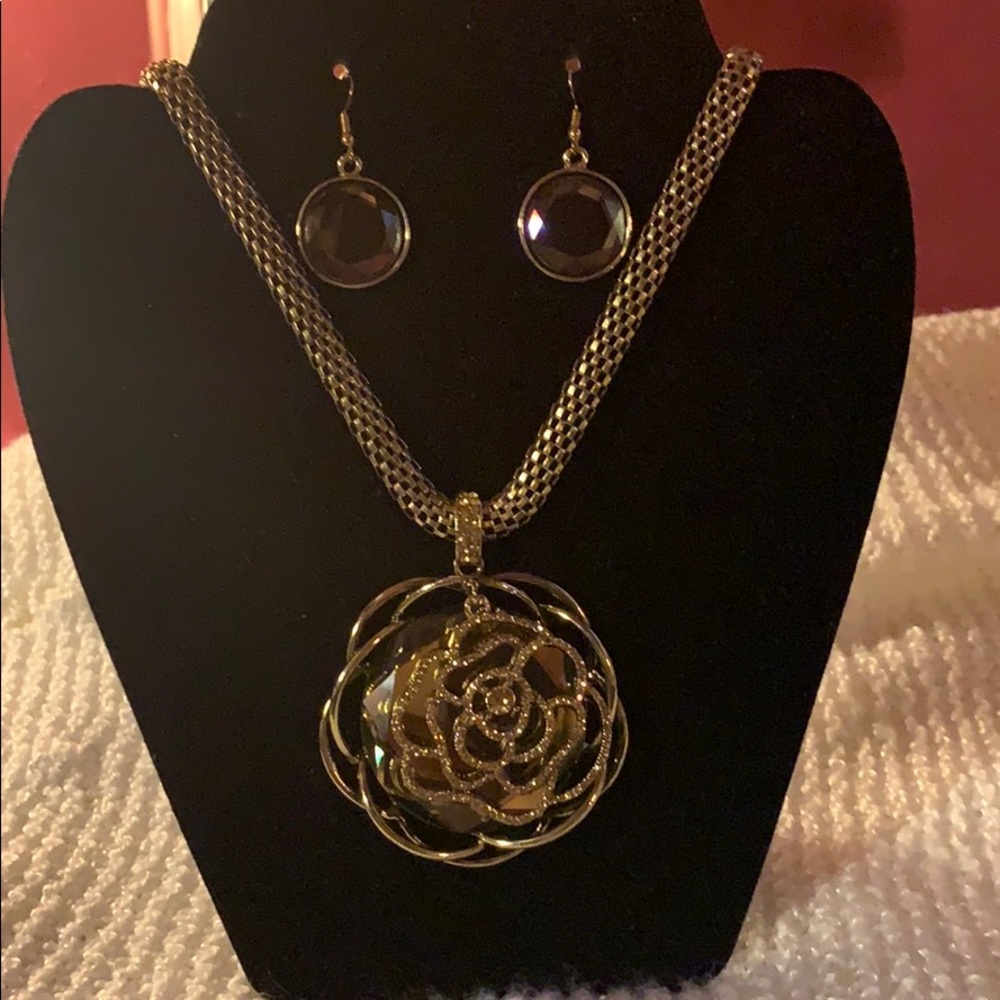 Fashion necklace and earrings set